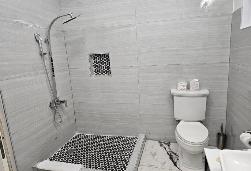 سوییت با چشم‌انداز دریا, Roots Cafe Rooms