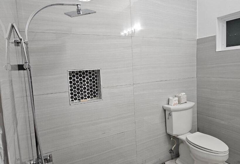 سوییت با چشمانداز دریا, Roots Cafe Rooms