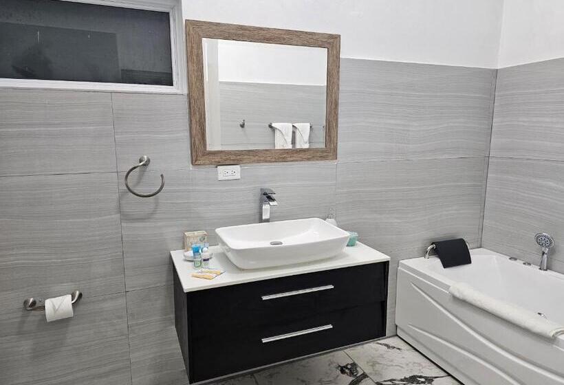 سوییت با چشمانداز دریا, Roots Cafe Rooms