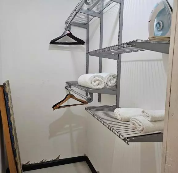 استودیو استاندارد با تخت کینگ, Roots Cafe Rooms