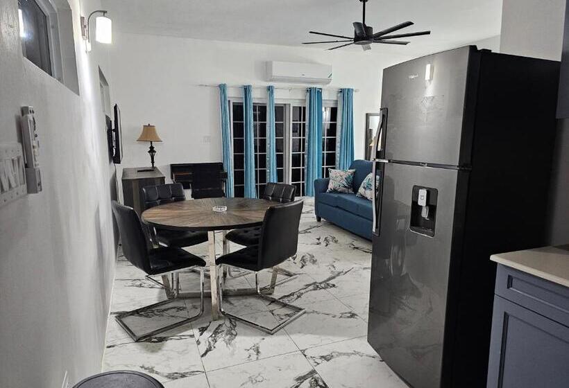 سوییت با چشمانداز دریا, Roots Cafe Rooms