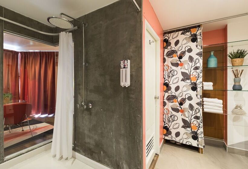 اتاق لوکس با چشم‌انداز دریا, Sandalay Resort