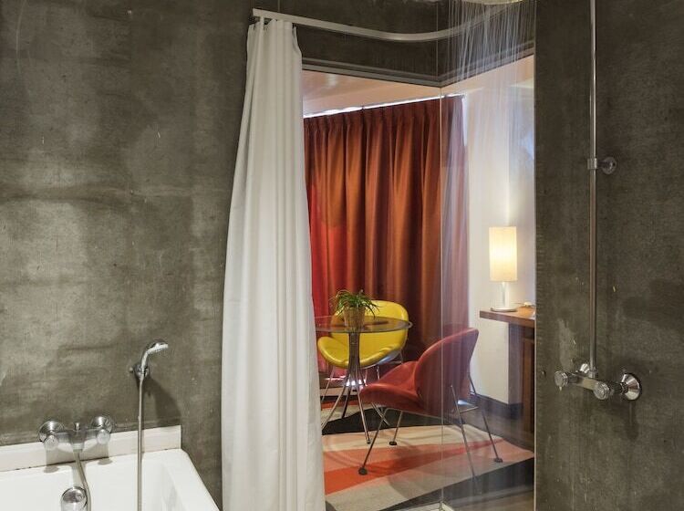 اتاق خانوادگی با چشم‌انداز دریا, Sandalay Resort