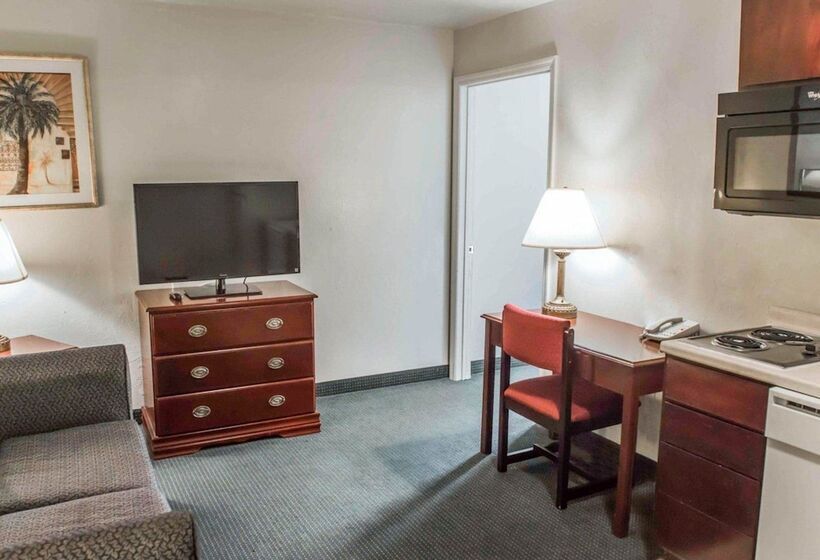 חדר סטנדרט שתי מיטות זוגיות, Suburban Studios Tallahassee Near University