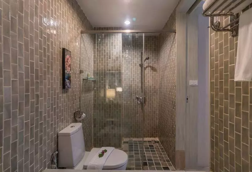 اتاق لوکس با چشم‌انداز استخر, The Briza Beach Resort, Khao Lak Sha Extra Plus