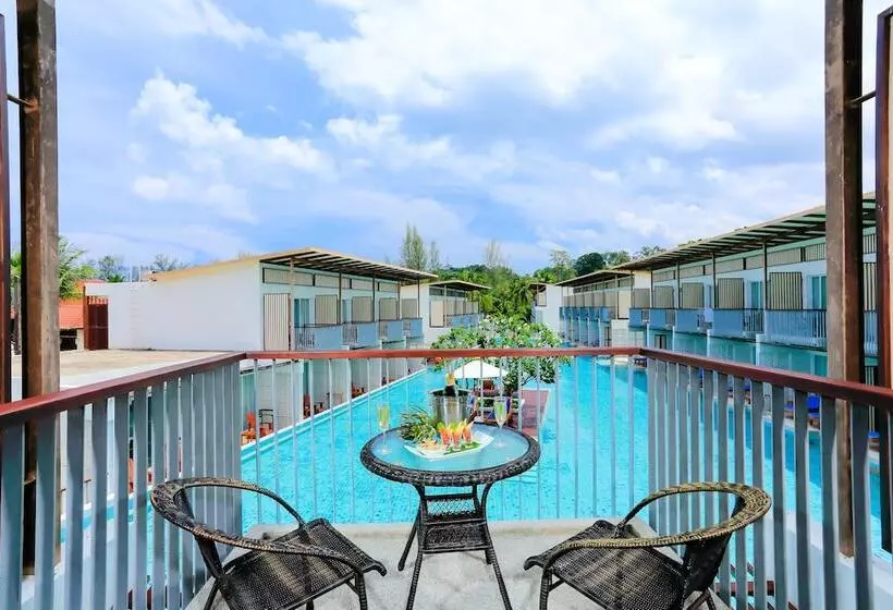 اتاق لوکس با چشم‌انداز استخر, The Briza Beach Resort, Khao Lak Sha Extra Plus