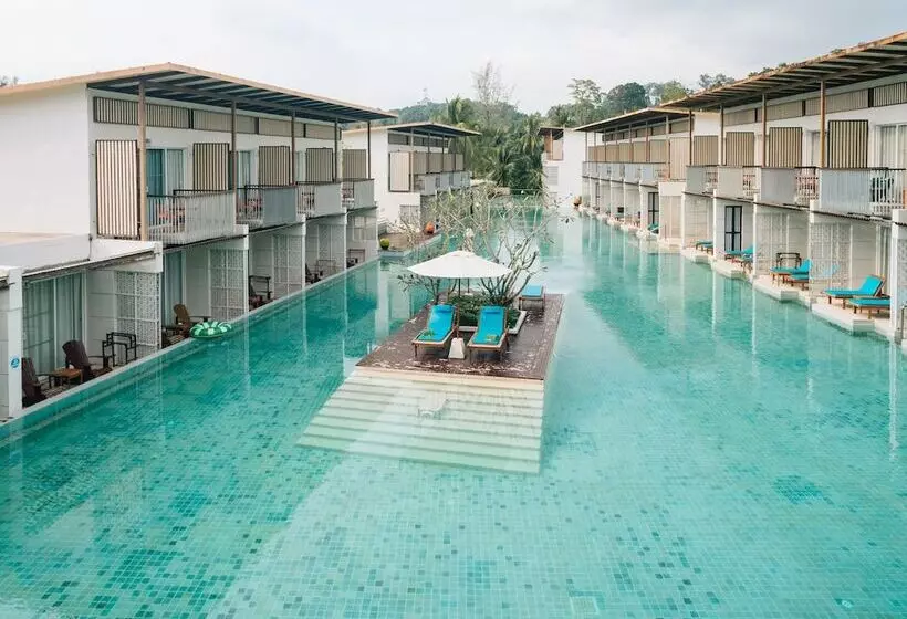 اتاق لوکس با چشم‌انداز استخر, The Briza Beach Resort, Khao Lak Sha Extra Plus