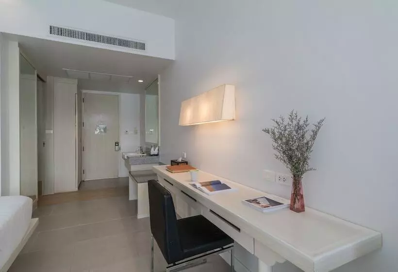 اتاق لوکس با چشم‌انداز استخر, The Briza Beach Resort, Khao Lak Sha Extra Plus