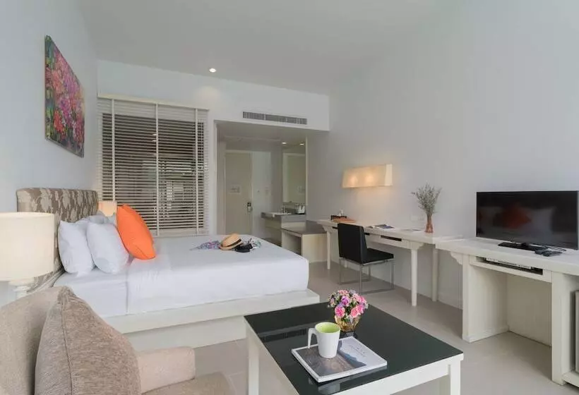 اتاق لوکس با چشم‌انداز استخر, The Briza Beach Resort, Khao Lak Sha Extra Plus
