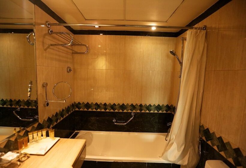 سوییت لوکس, Triumph Plaza