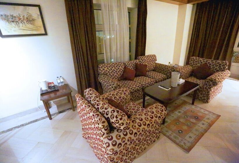 سوییت لوکس, Triumph Plaza