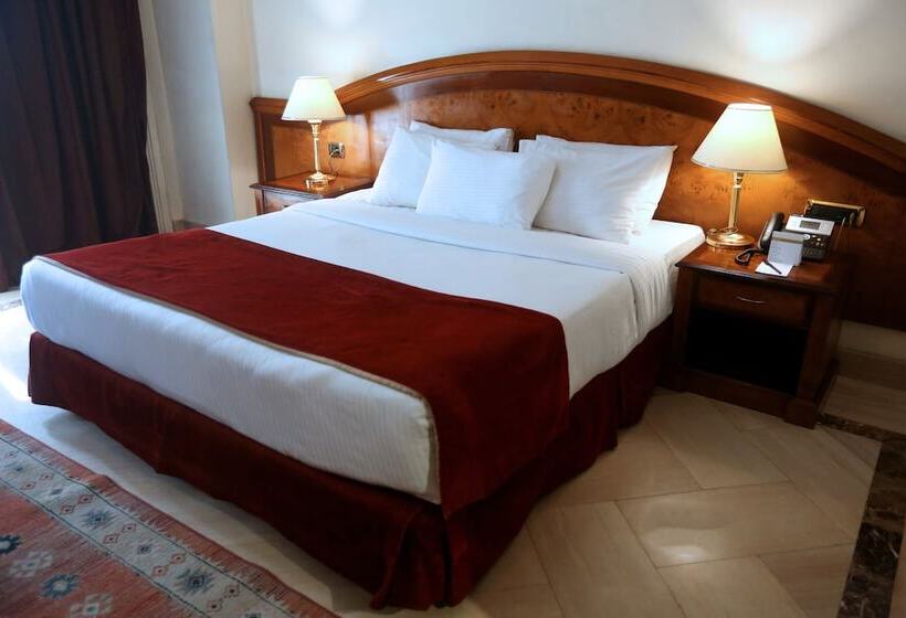 سوییت لوکس, Triumph Plaza