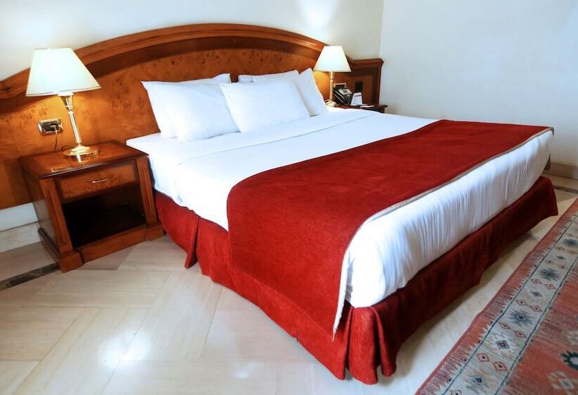 سوییت لوکس, Triumph Plaza