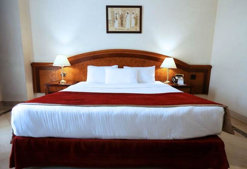 سوییت لوکس, Triumph Plaza