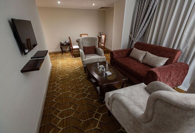 سوییت لوکس, Triumph Plaza