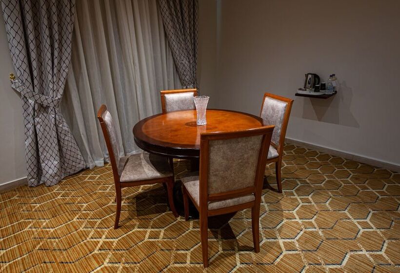 سوییت لوکس, Triumph Plaza