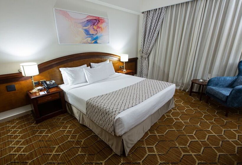 سوییت لوکس, Triumph Plaza