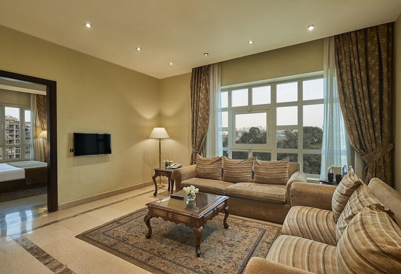 سوییت خانوادگی, Triumph Plaza