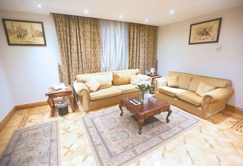 سوییت خانوادگی, Triumph Plaza