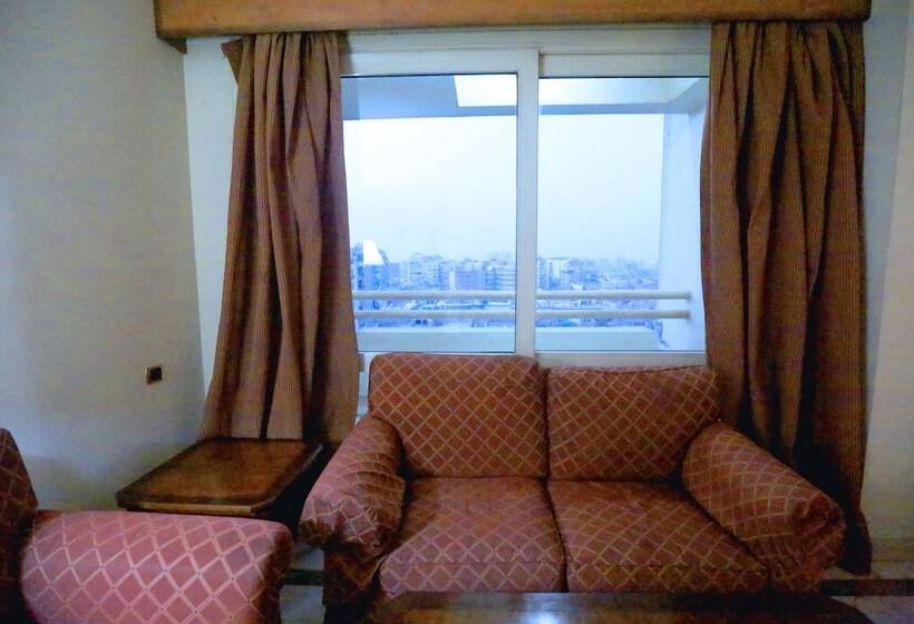 سوییت جونیور, Triumph Plaza