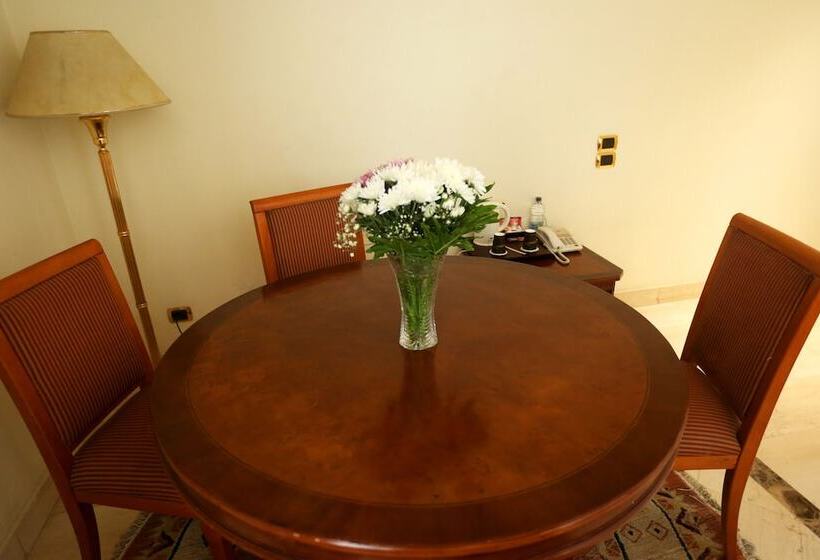 سوییت جونیور, Triumph Plaza