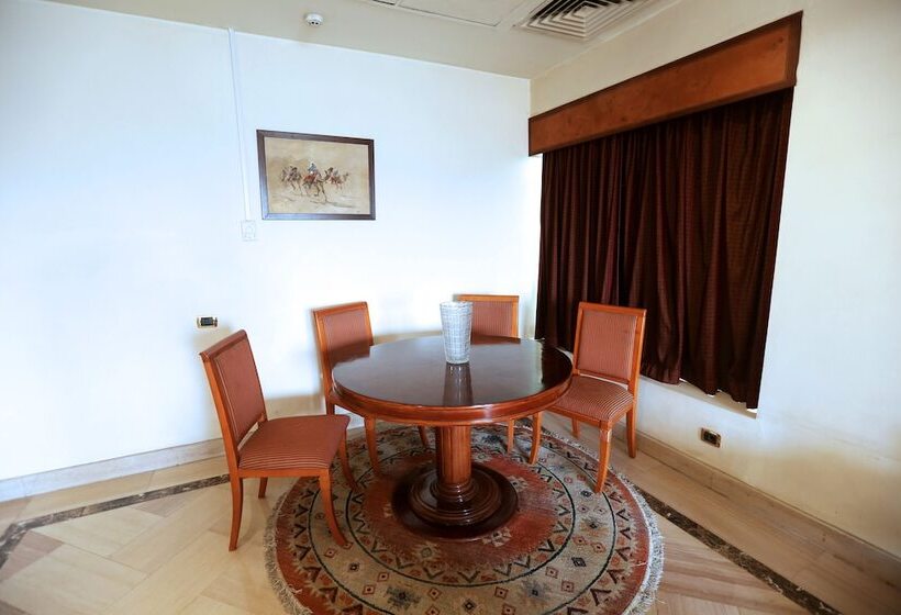 سوییت جونیور, Triumph Plaza