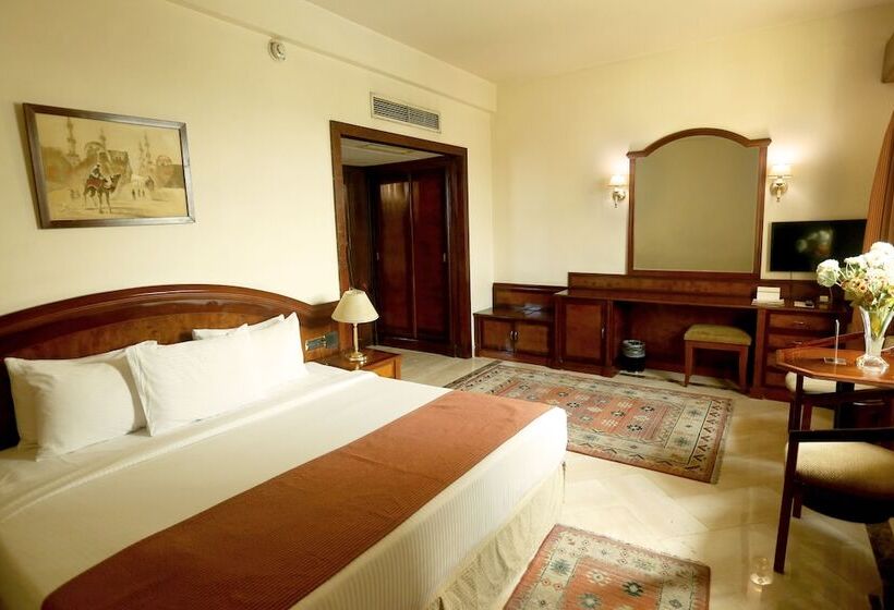 سوییت جونیور, Triumph Plaza