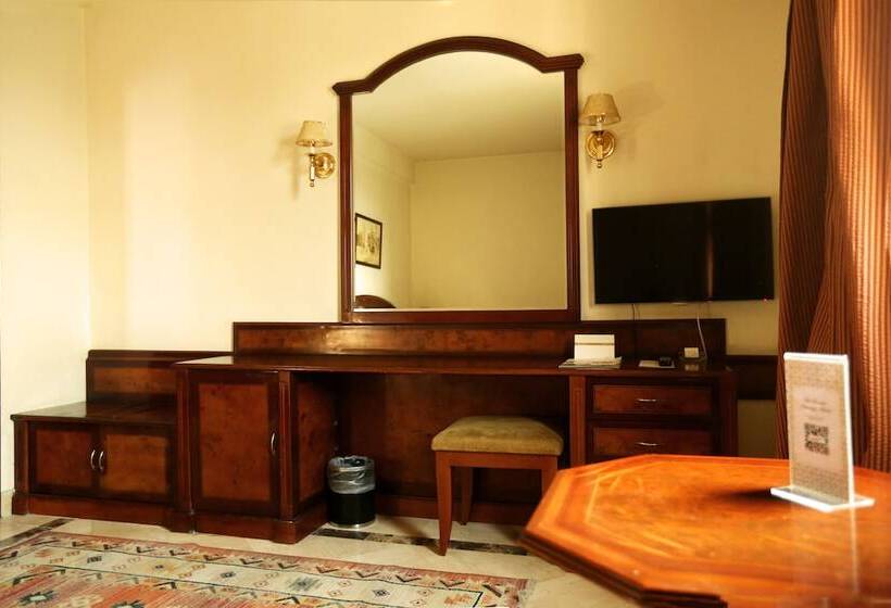 سوییت جونیور, Triumph Plaza