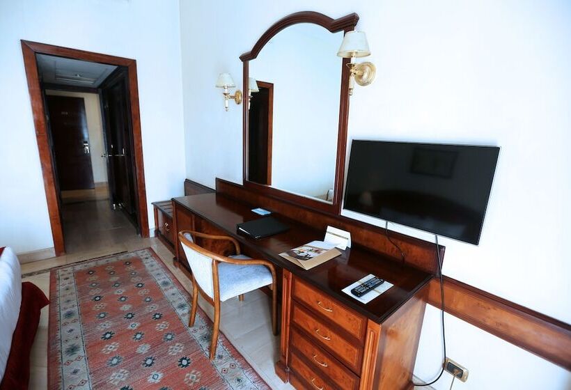 سوییت جونیور, Triumph Plaza