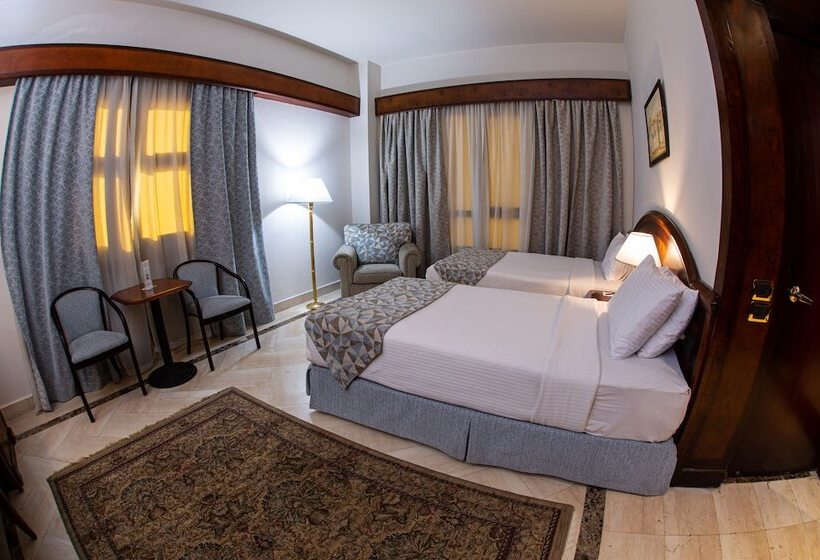 سوییت جونیور, Triumph Plaza