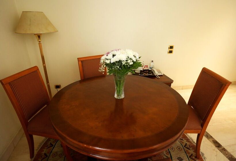 سوییت جونیور, Triumph Plaza