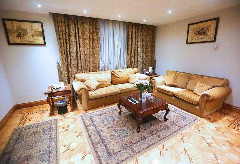 سوییت خانوادگی, Triumph Plaza