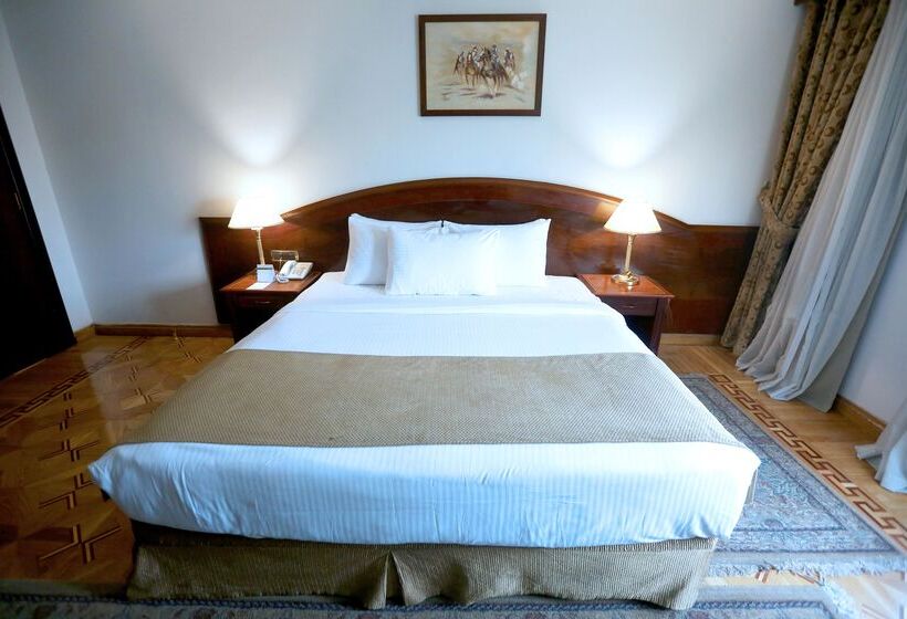 سوییت خانوادگی, Triumph Plaza