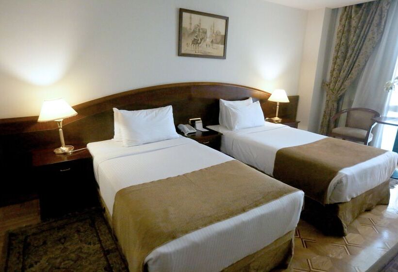 سوییت خانوادگی, Triumph Plaza