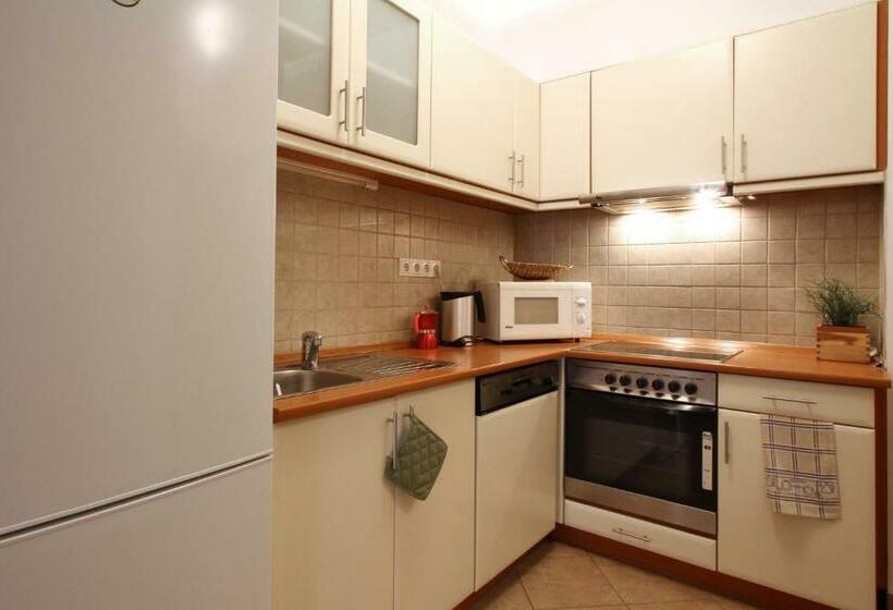 شقة غرفة واحدة, Opera Residence