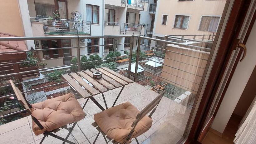 شقة غرفة واحدة, Opera Residence