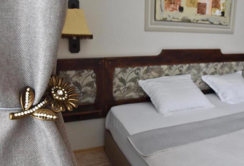 Номер Стандарт с Балконом, Family Hotel Apolonia