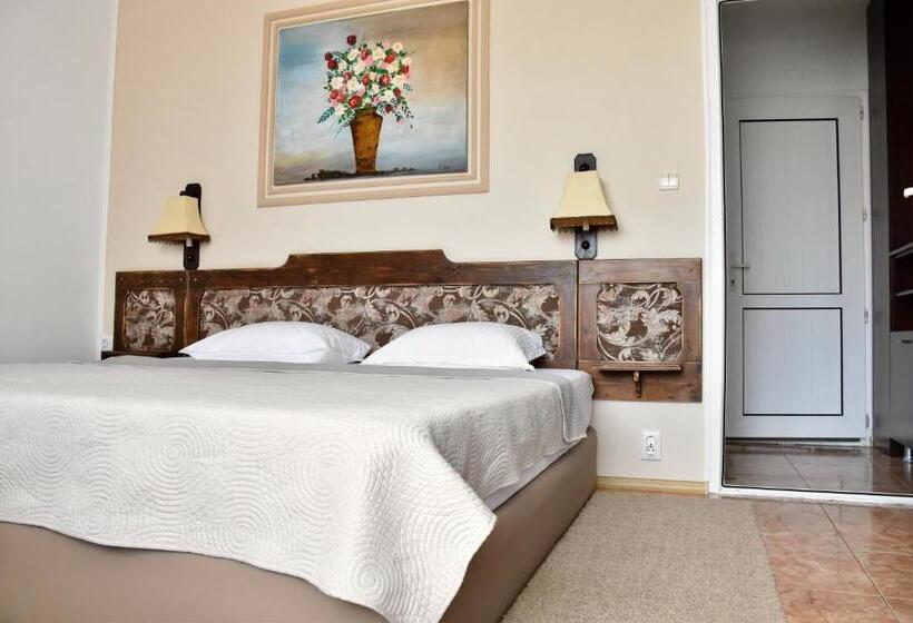 Номер Стандарт с Балконом, Family Hotel Apolonia