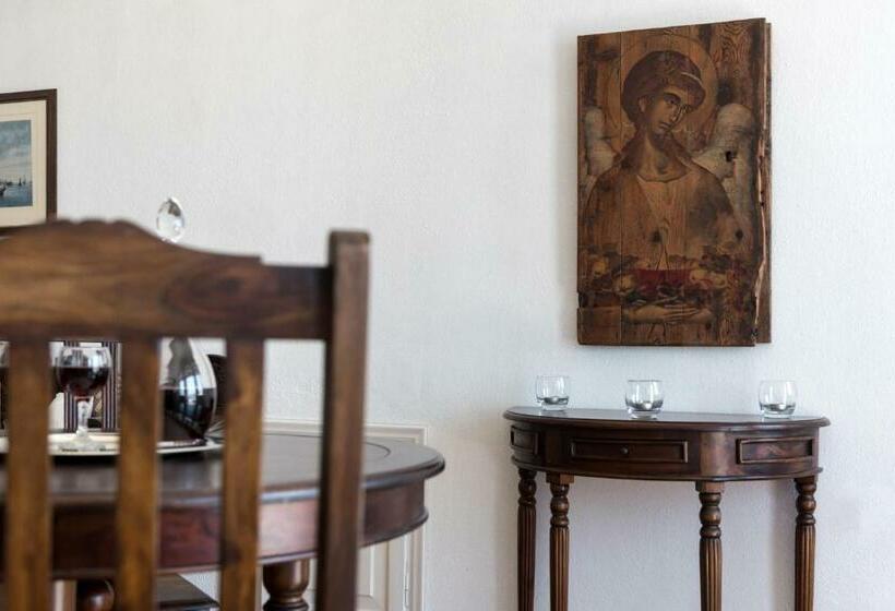 سوئیت با وان آب گرم, Chelidonia Luxury Suites