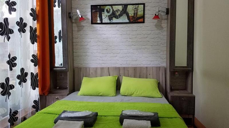 اتاق اکونومی, Nona's Guest House