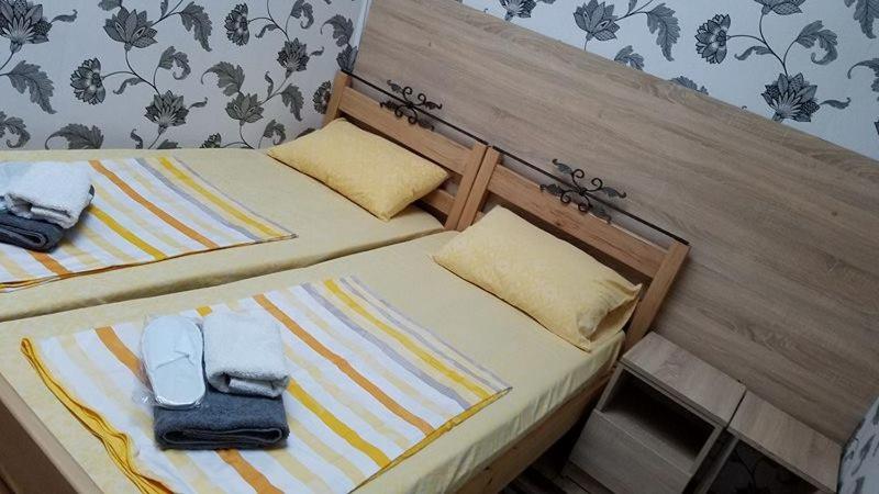 اتاق اکونومی, Nona's Guest House