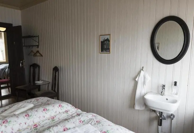 اتاق استاندارد سه تخته با سرویس بهداشتی مشترک, Einarshúsid Guesthouse