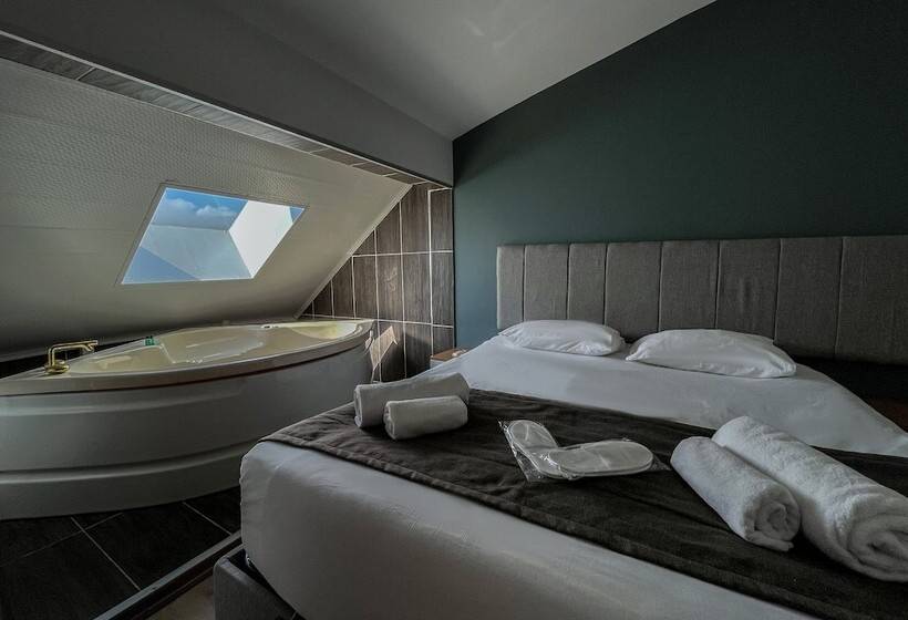 اتاق خانوادگی, Livia Luxury Apart