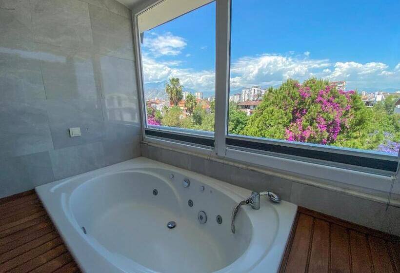 سوییت لوکس, Livia Luxury Apart