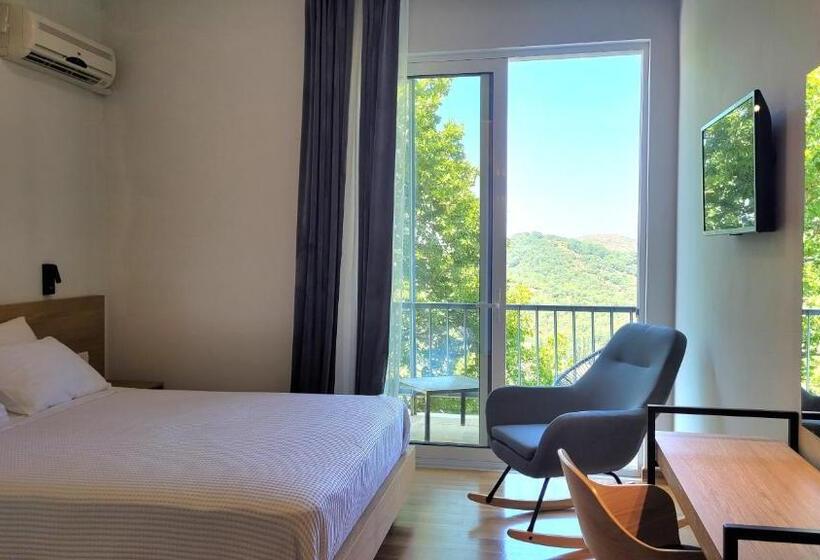 Quarto Estandar, Theoxenia