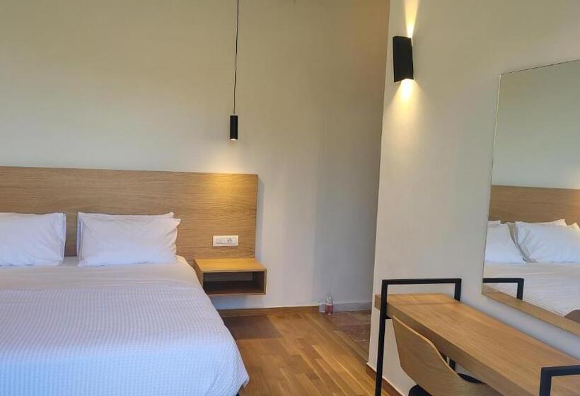 Quarto Estandar, Theoxenia