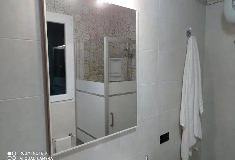 Pokój Klasyczny Czteroosobowy, B&b Le Carrube