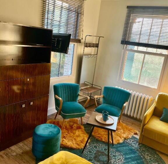 Семейный Номер, Aux Jolies Sources