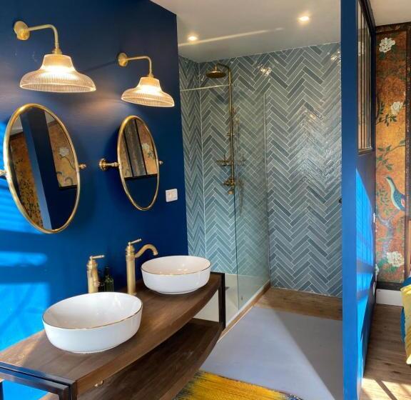 Семейный Номер, Aux Jolies Sources