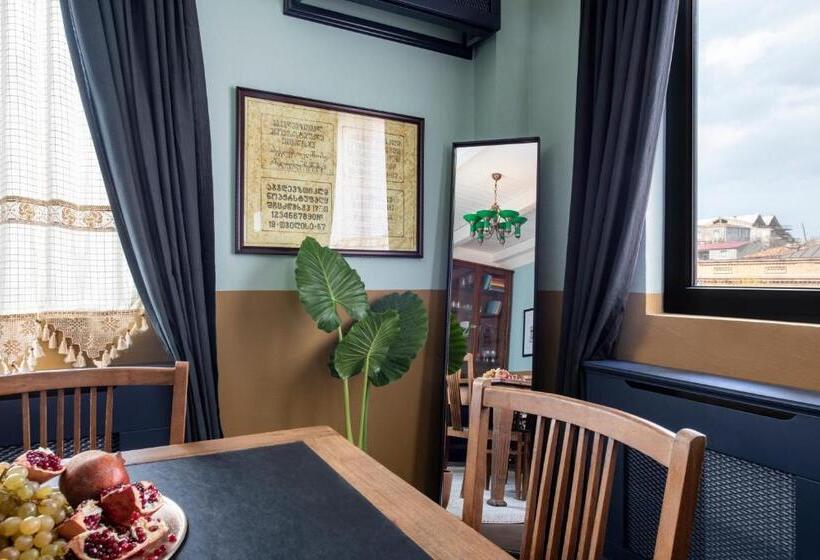 سوییت با چشمانداز استخر, Communal Hotel Telavi